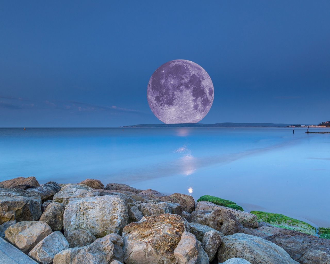 Огромная белая луна на горизонте в море