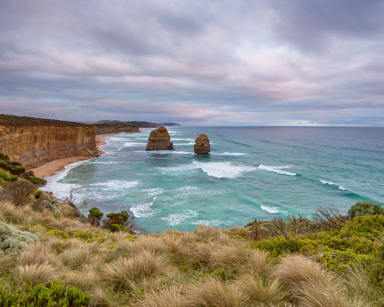 Красивый вид с утеса на морской залив 