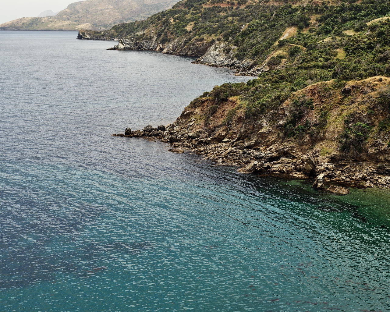 Голубая морская вода у скалистых берегов