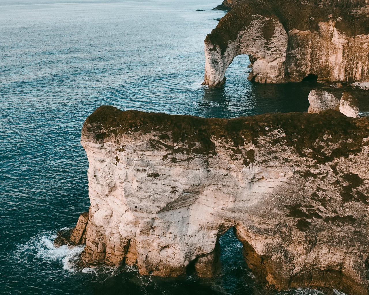 Каменные утесы с арками в океане 