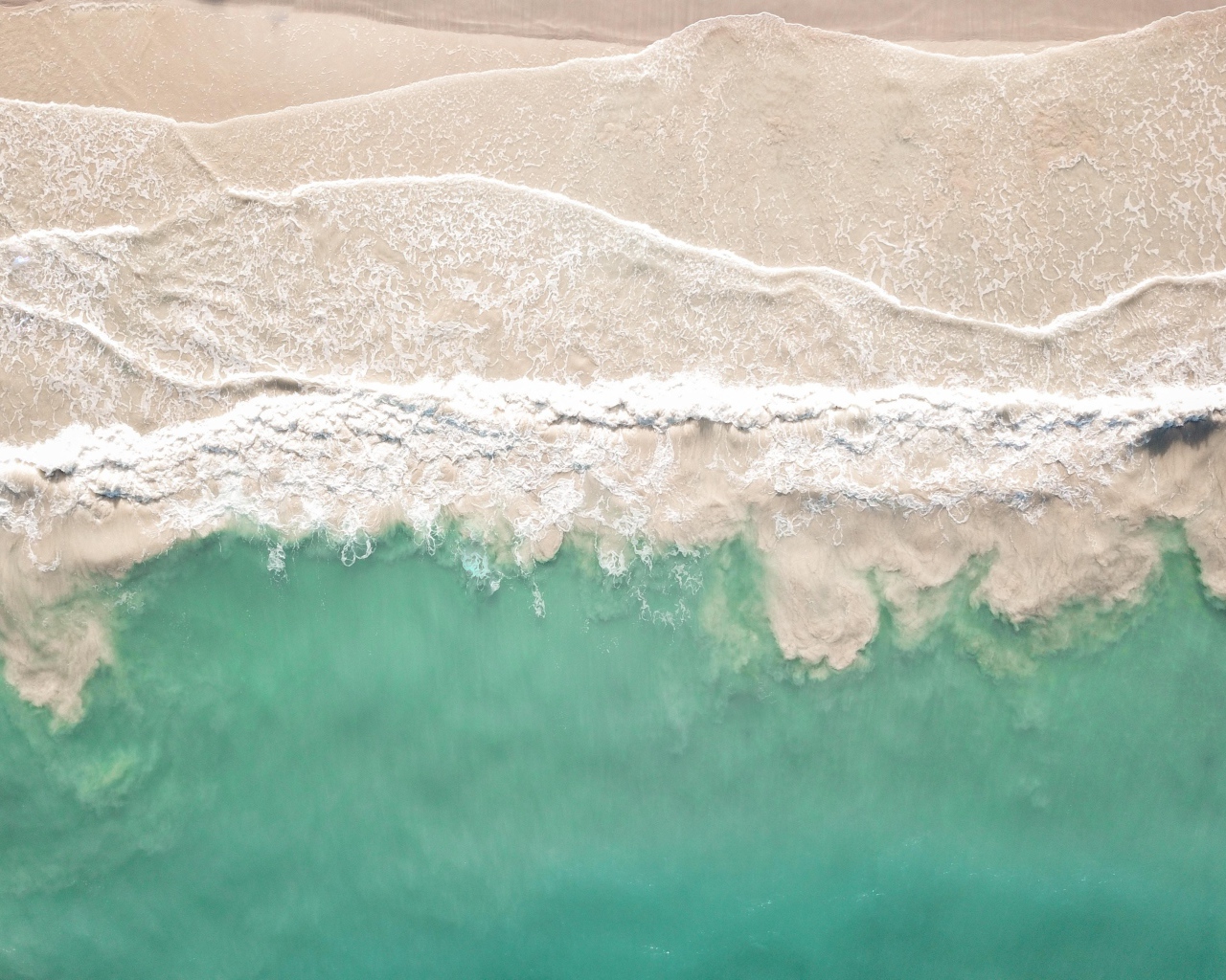 Теплые белые морские волны на песке 