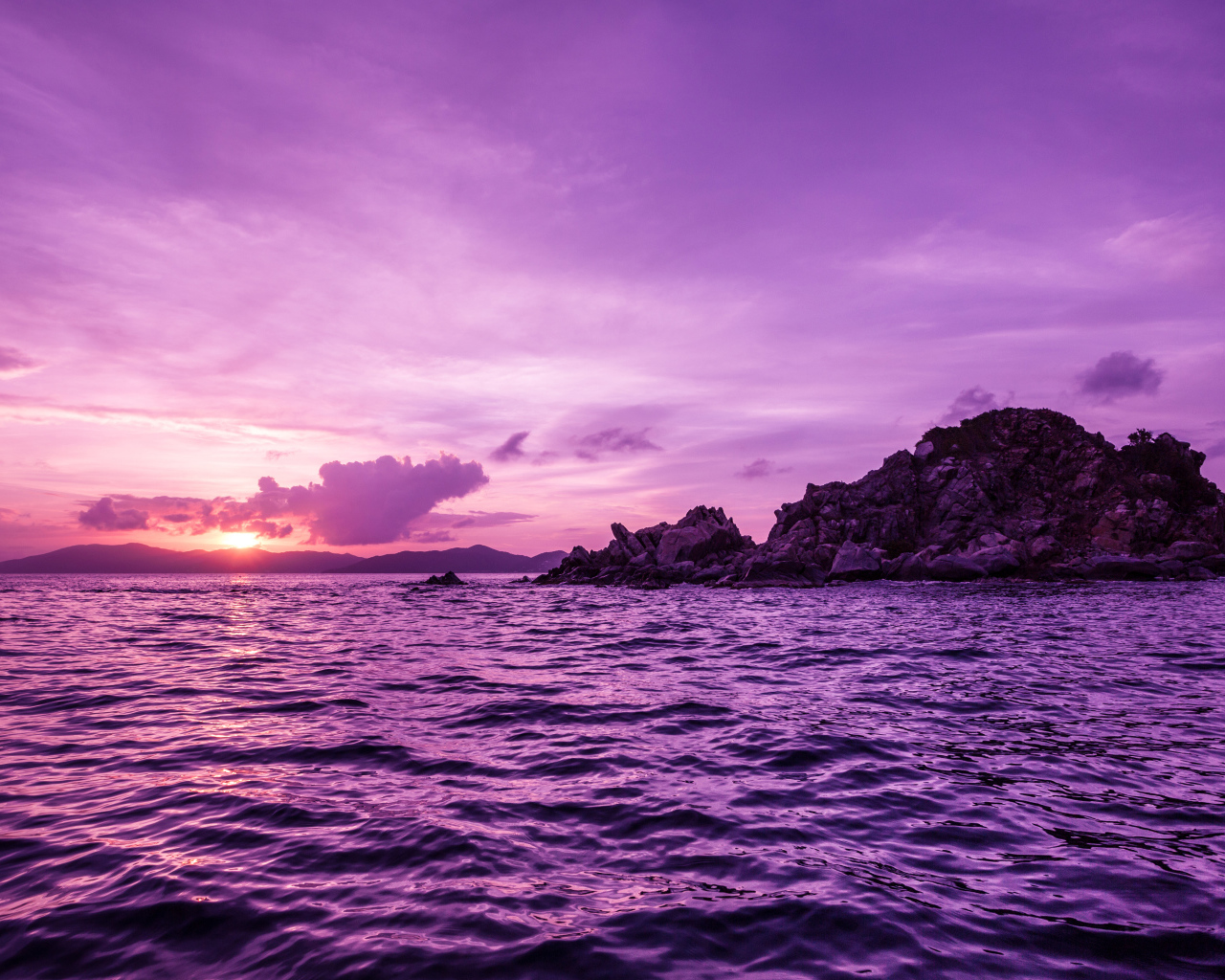 Вода в море на фоне фиолетового заката 