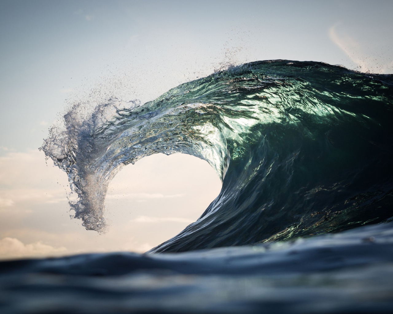 Белая волна поднимается в море