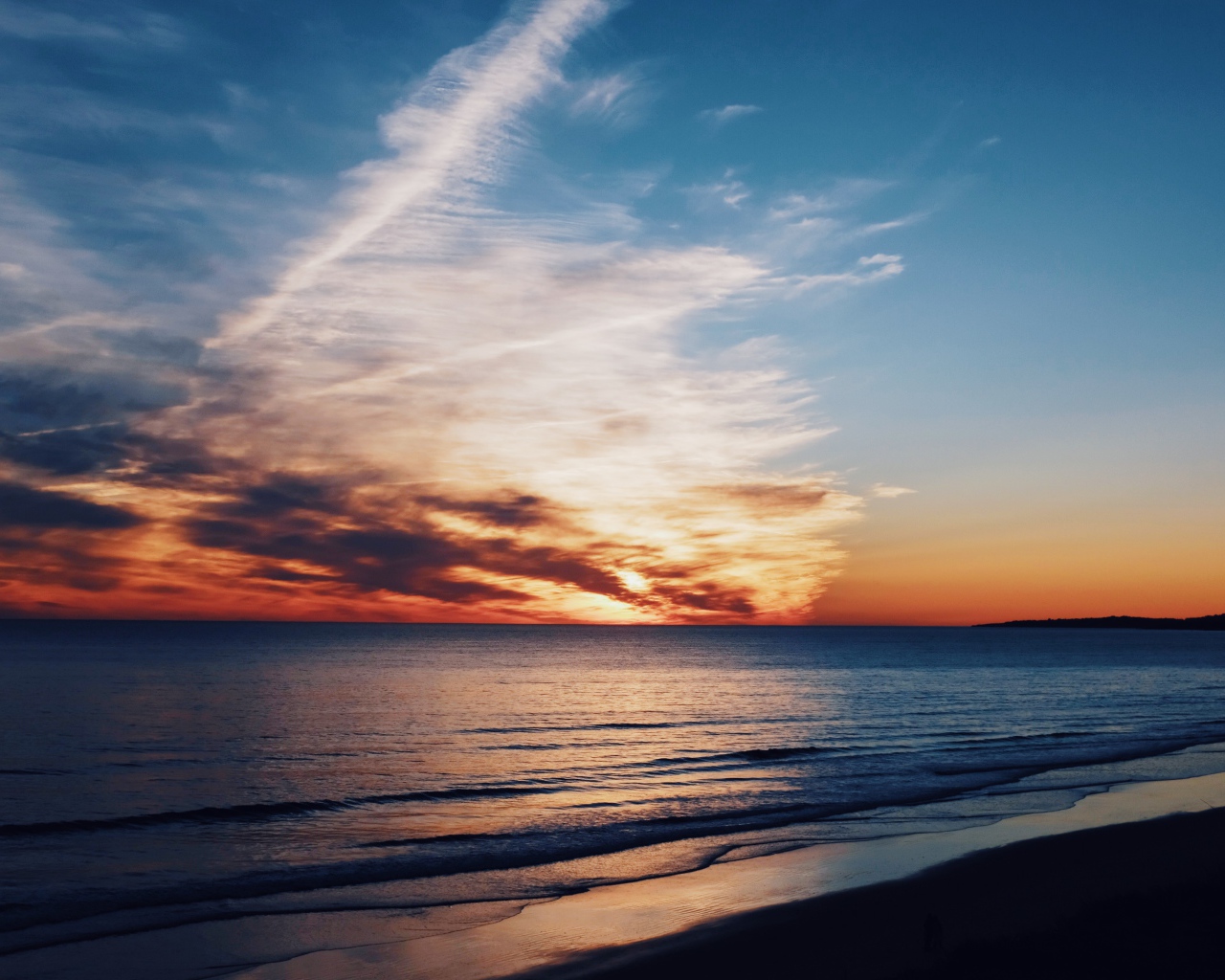 Красивый закат в небе над спокойным морем 