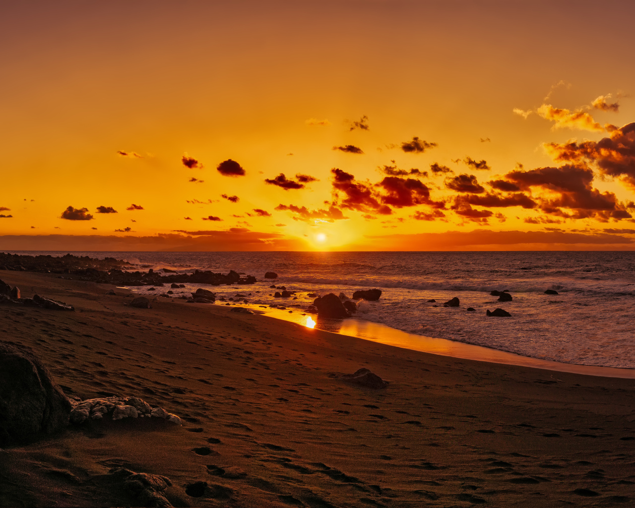 Красивый закат в небе над  океаном