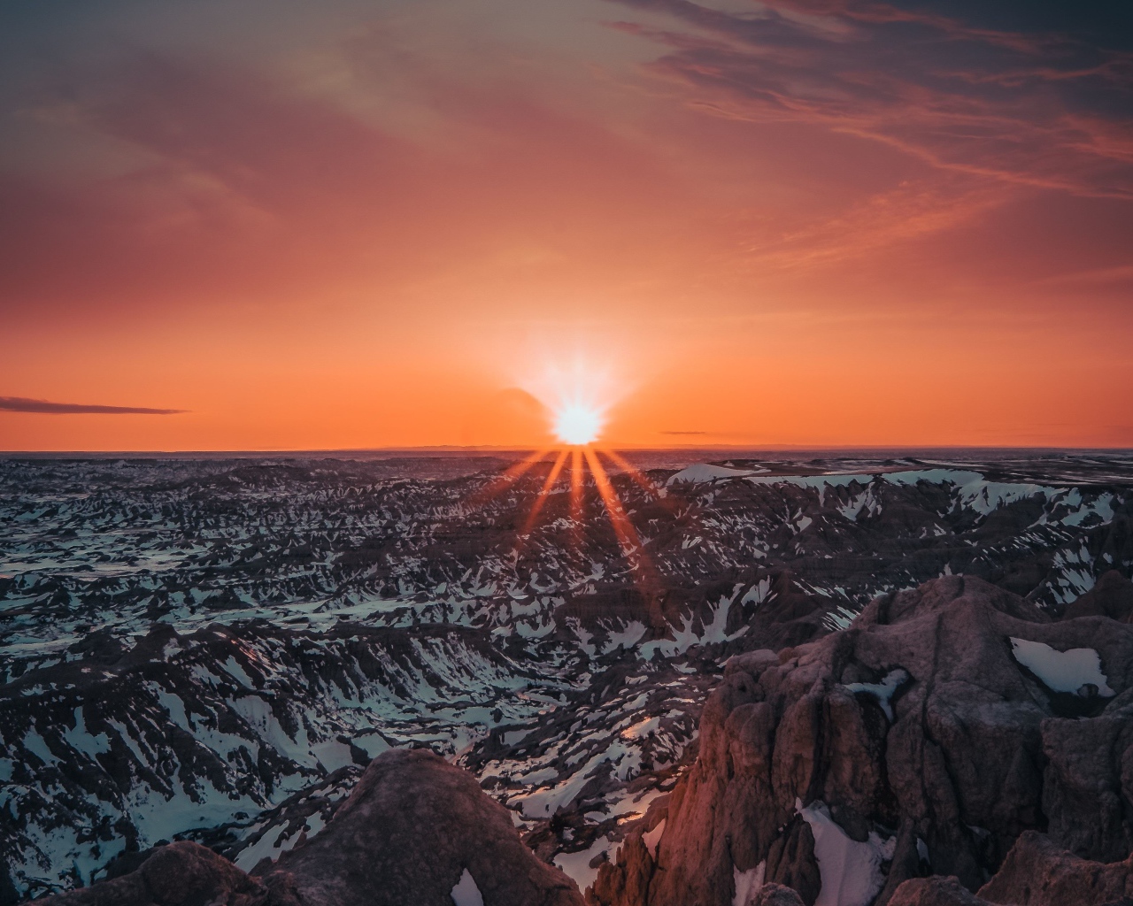 Яркий красный закат солнца над горами