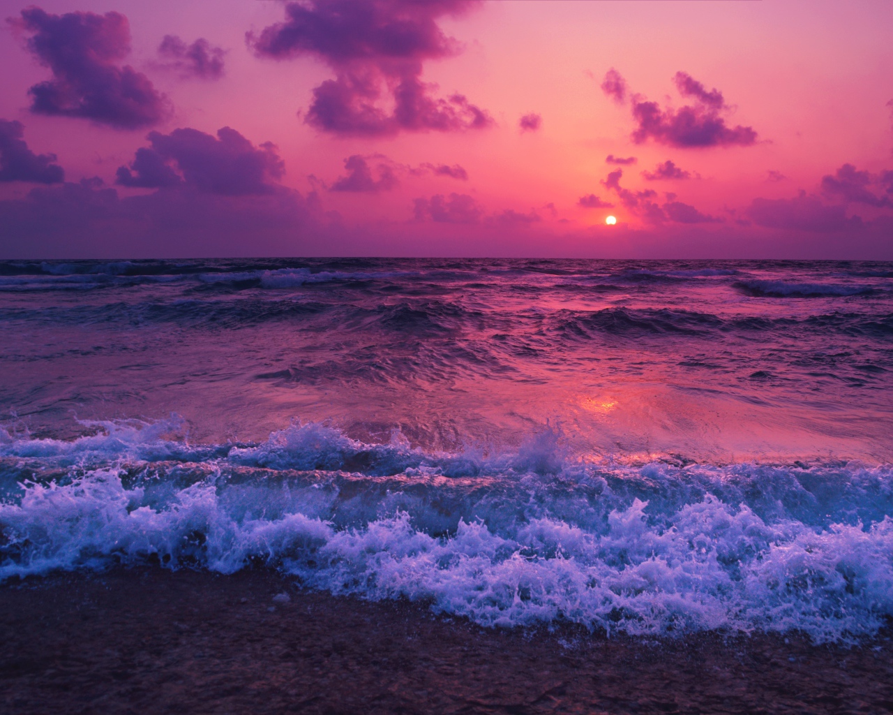 Бушующие волны на берегу на фоне фиолетового закате