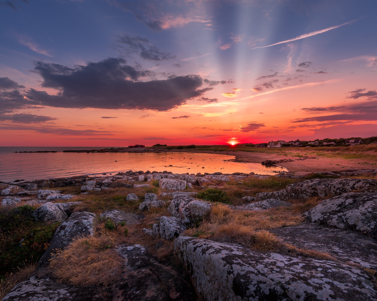 Лучи солнца на закате в небе над морем