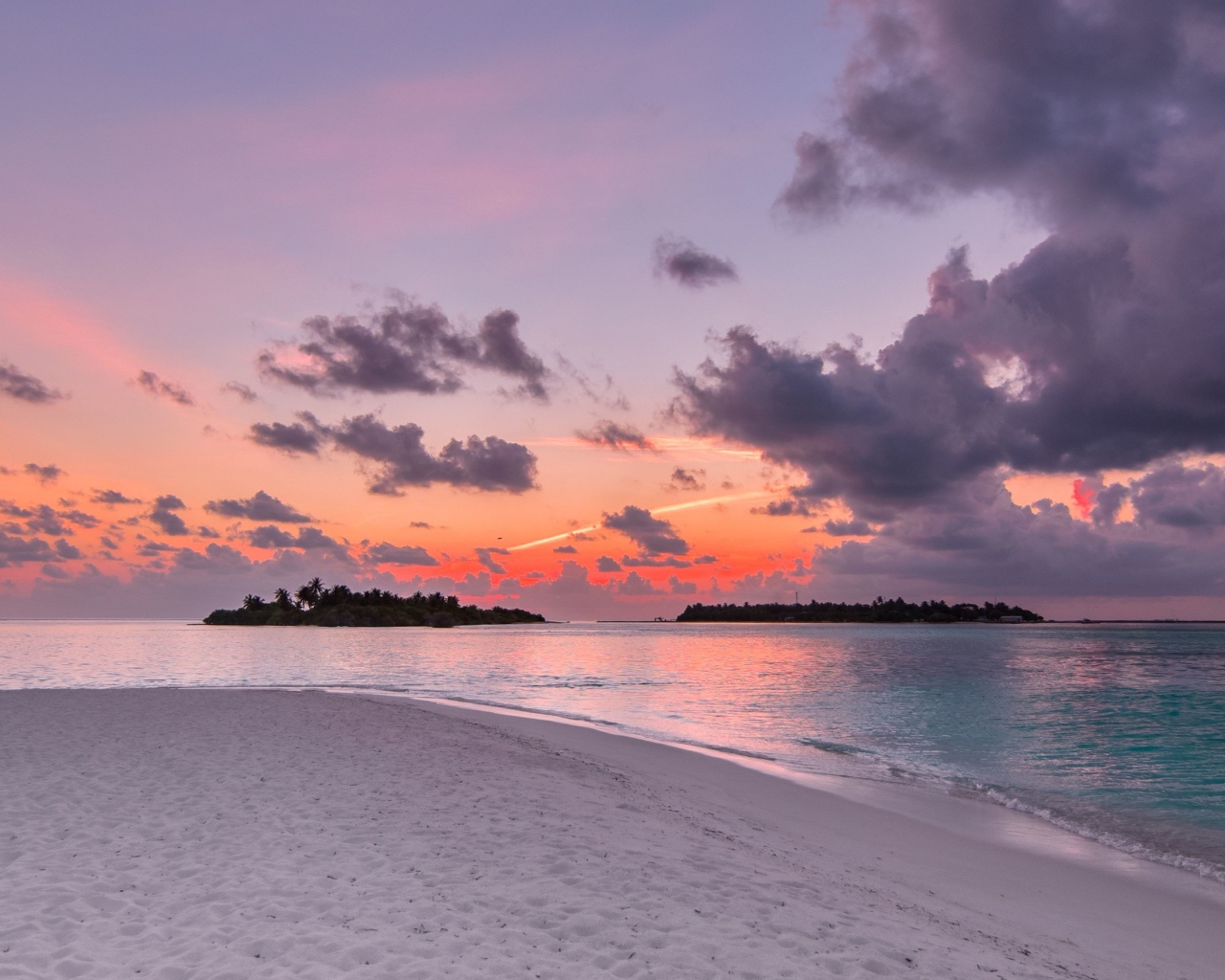 Закат на тихом побережье Исландии