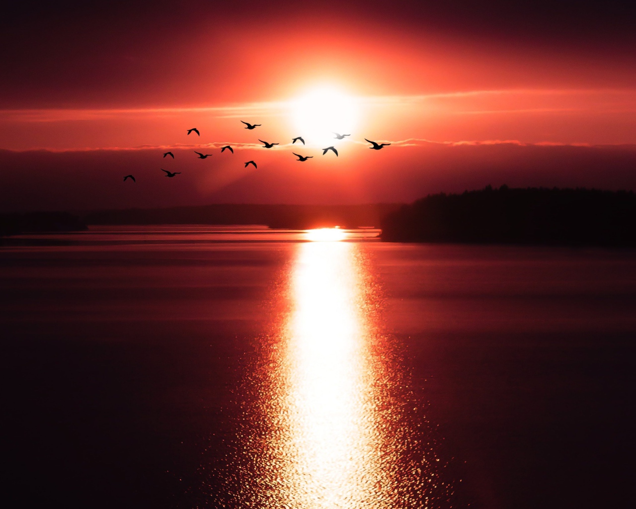 Солнце на закате оставляет дорожку на воде