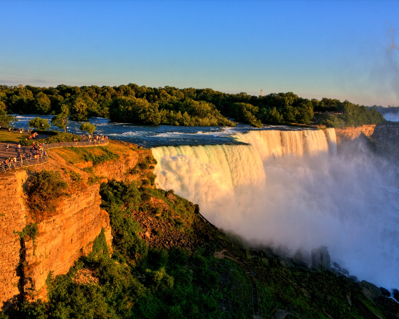 Красивый быстрый Ниагарский водопад в лучах солнца