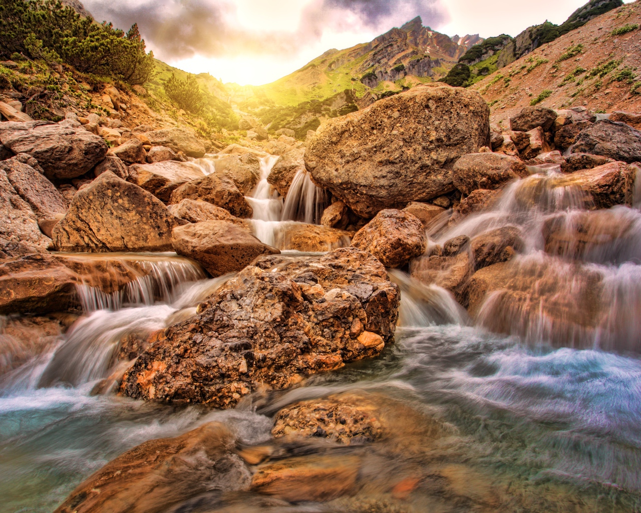 Быстрая вода стекает по камням 