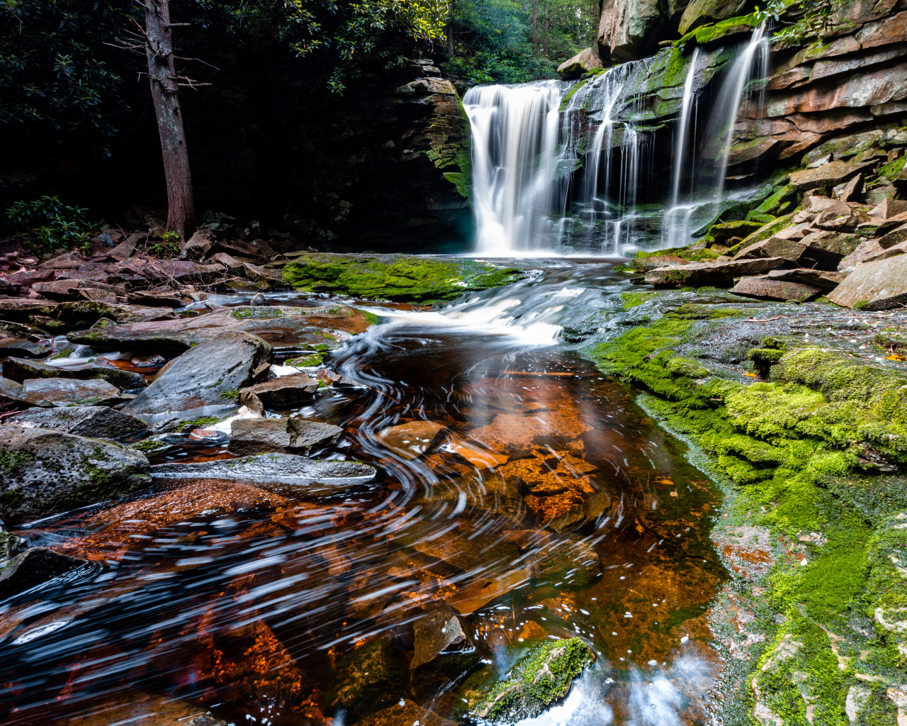 Быстрый водопад стекает по камням 