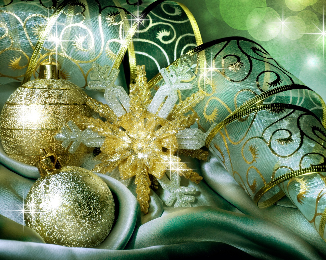 Красивые елочные шары, лента и звезда 