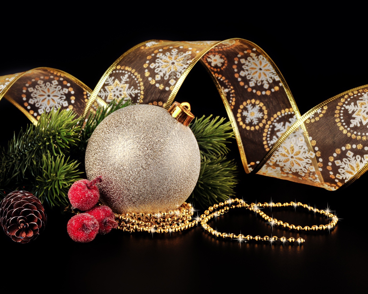 Красивые елочные украшения и лента на черном фоне на Новый год 2020 