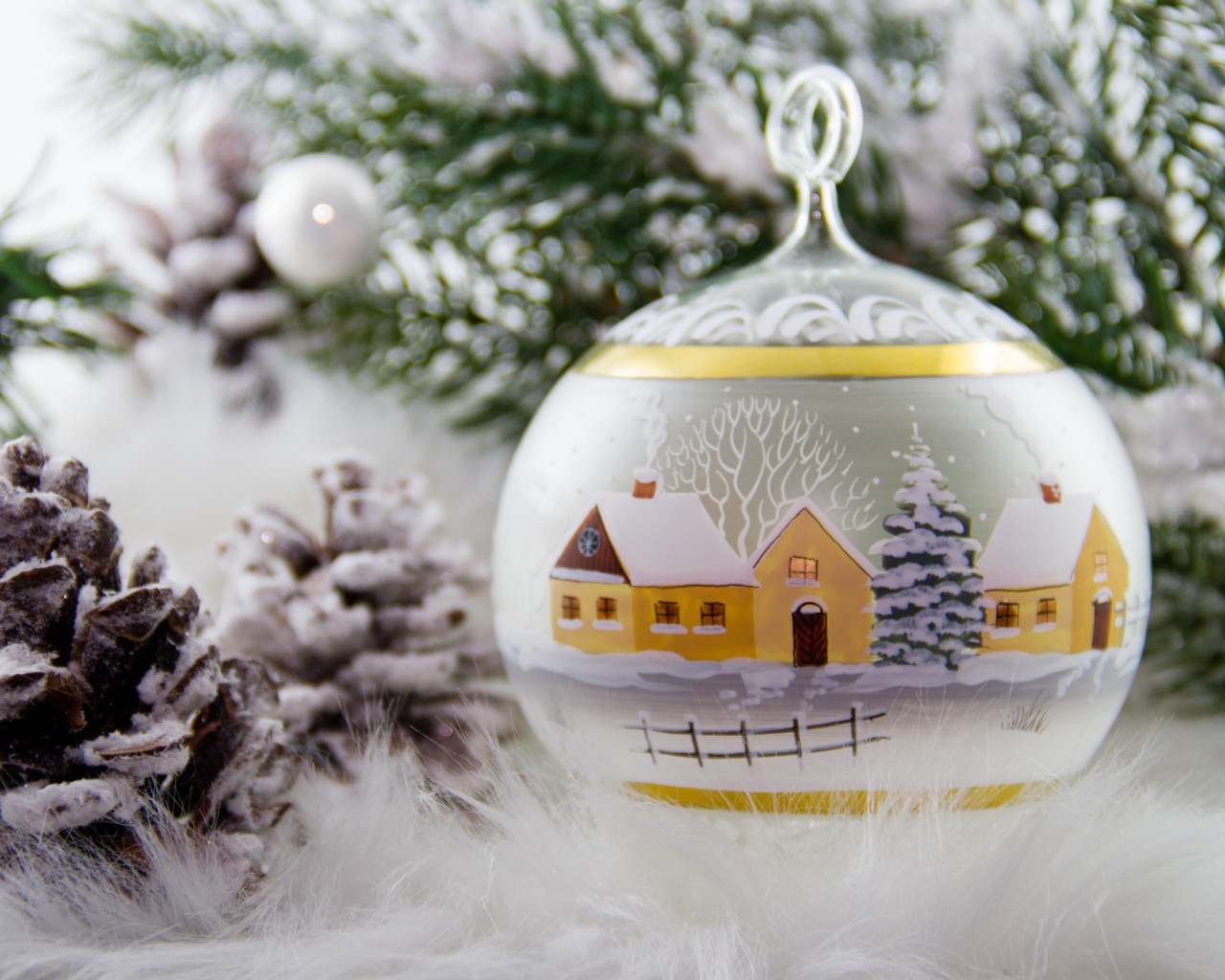 Красивый стеклянный шар с рисунком 