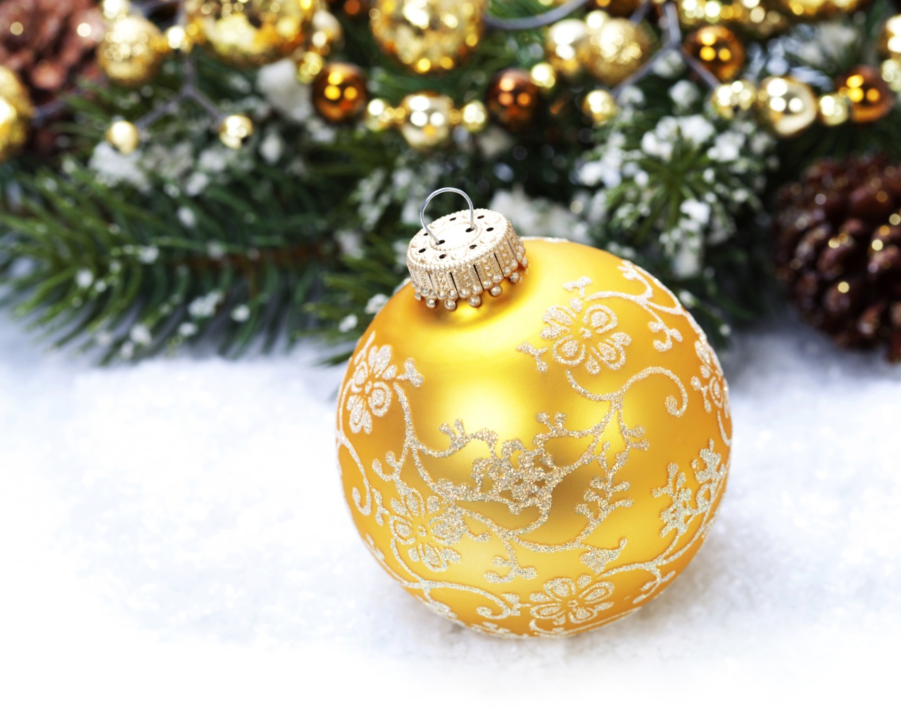 Красивый золотой елочный шар на Новый год 2020 