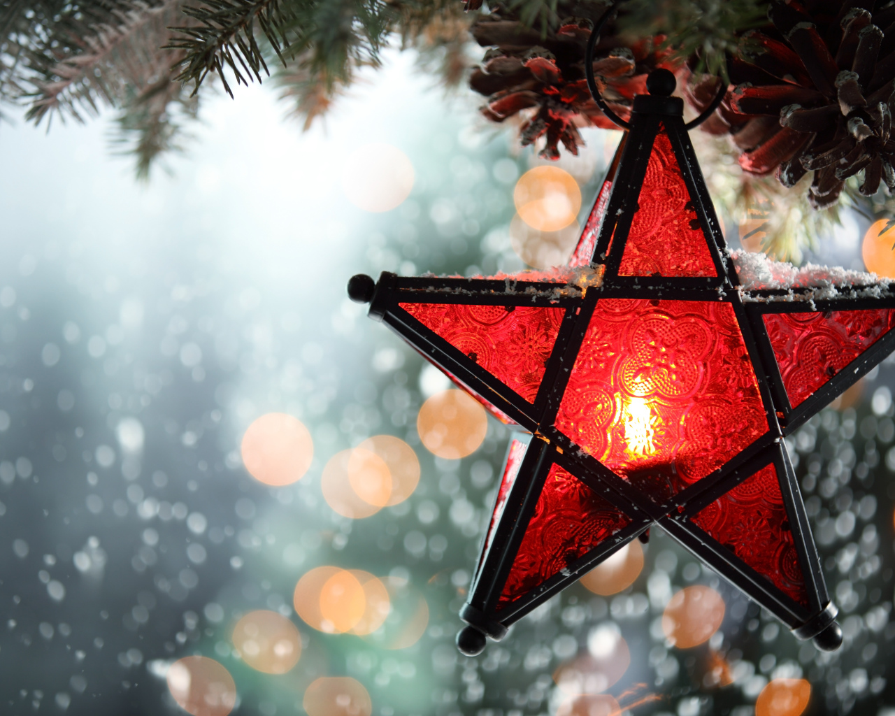 Большая красная звезда на елке на Новый год