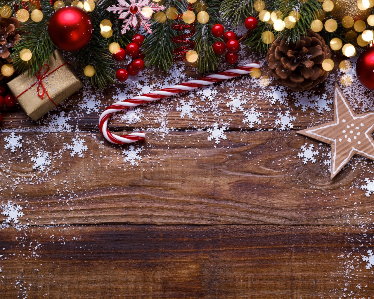 Новогодний декор на деревянном фоне, шаблон для открытки 