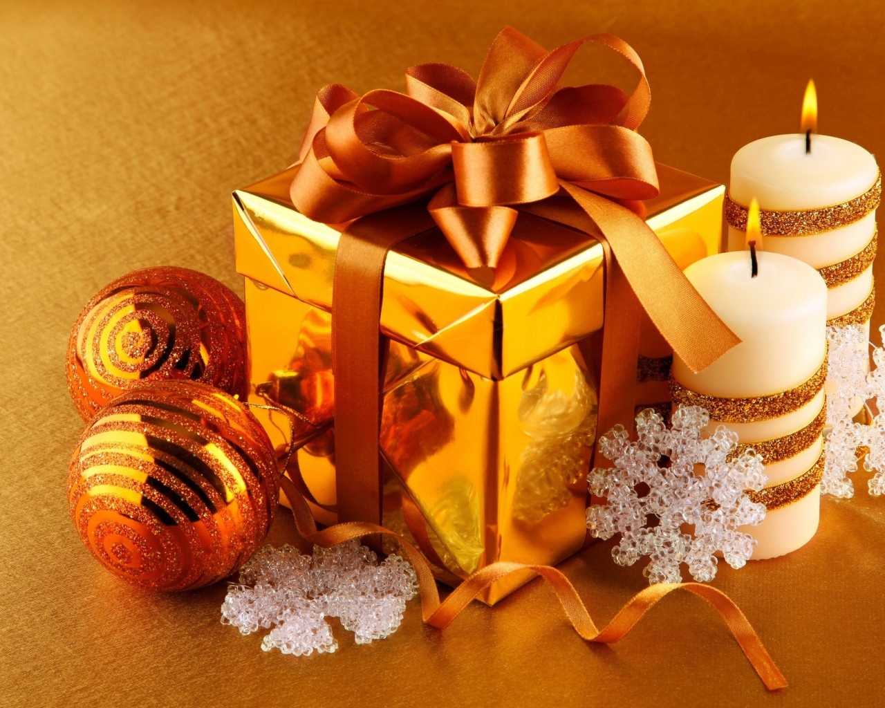 Подарок, елочные шарики и зажженные свечи на новый год 2020 