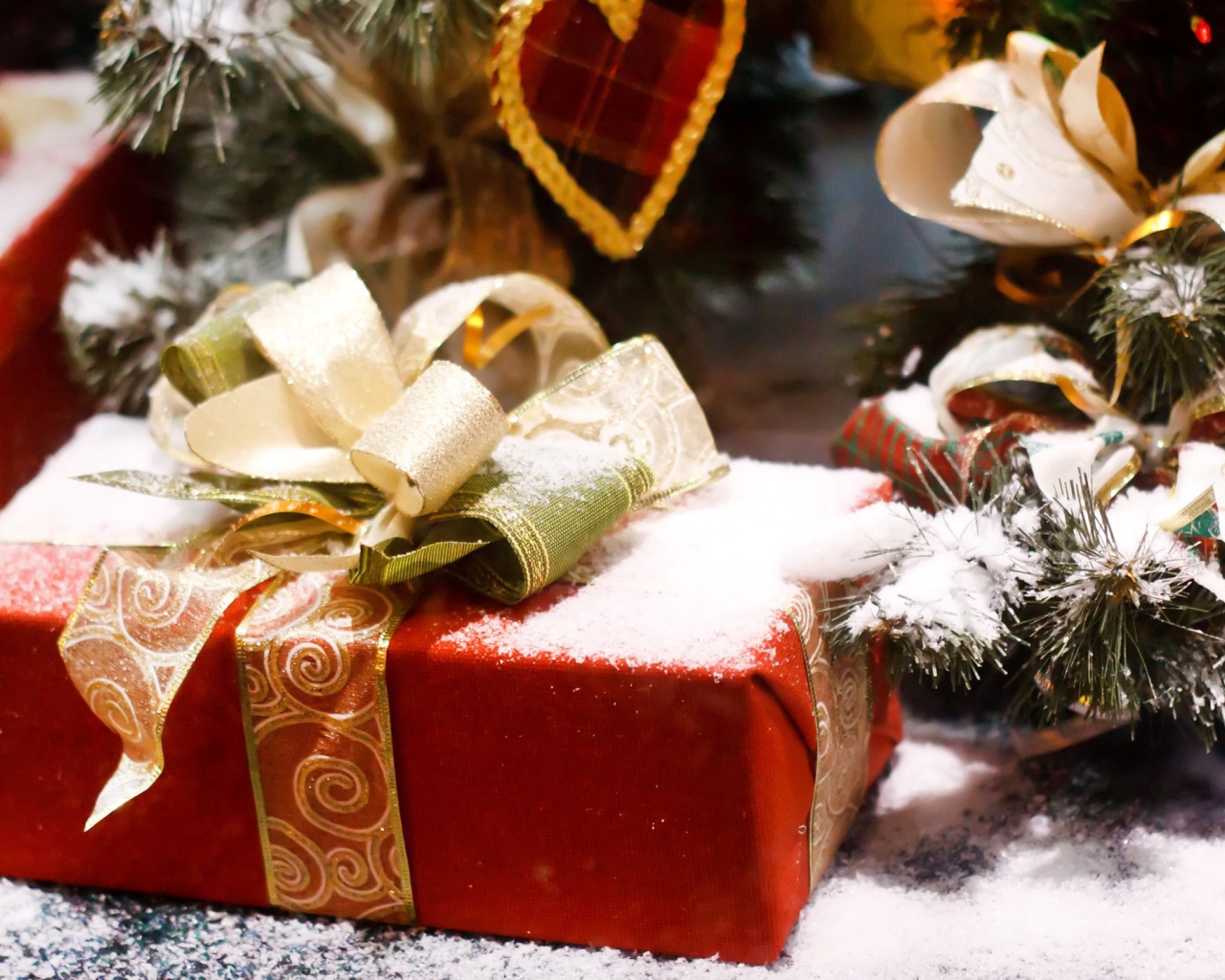 Подарки покрытые снегом на Новый год 2020 