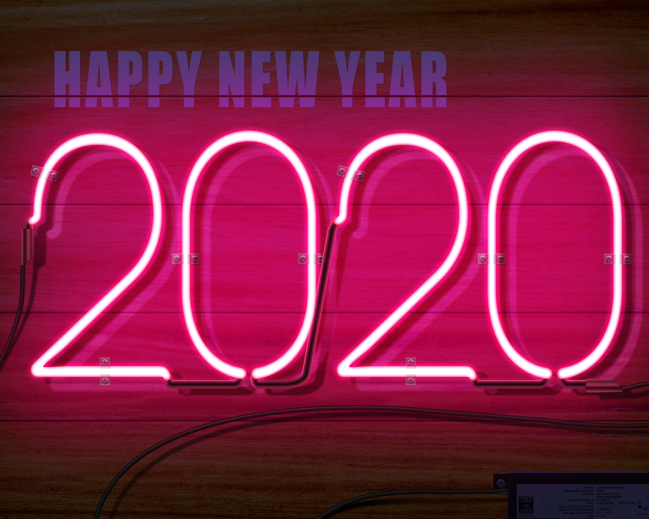 Надпись 2020 на деревянном фоне