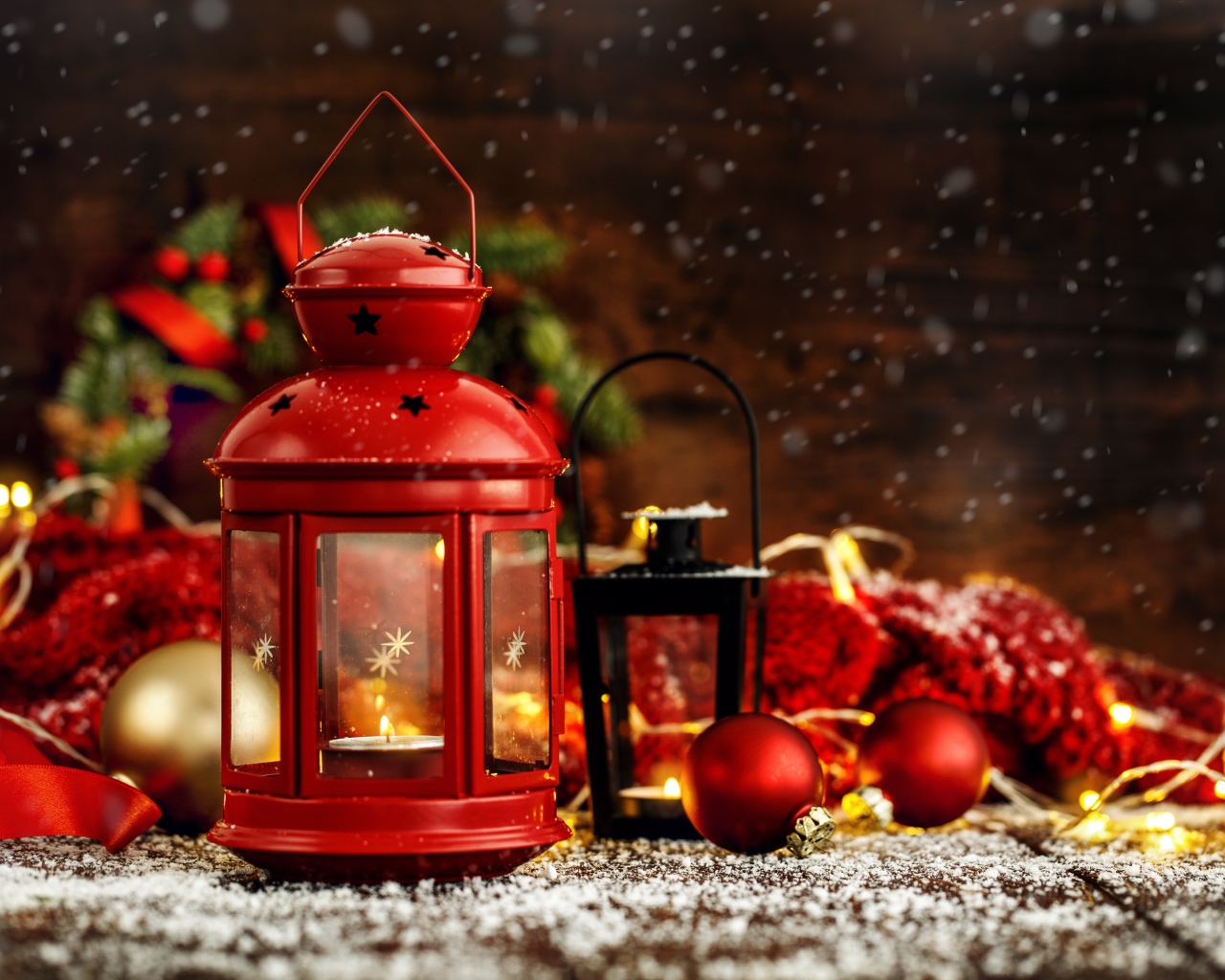 Большой красный фонарь с декором на столе на Новый год 2020 