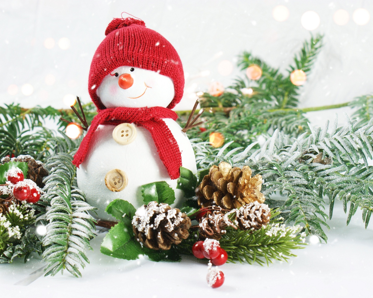 Маленький снеговик с еловыми ветками 