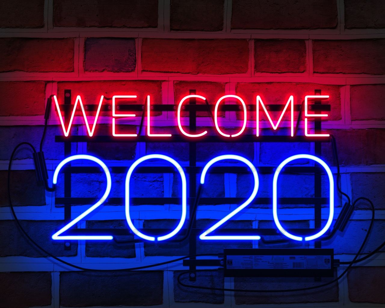 Неоновая надпись Welcome 2020 на стене