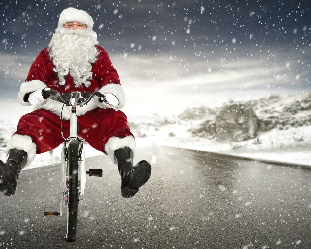 Санта Клаус на велосипеде на скользкой дороге зимой