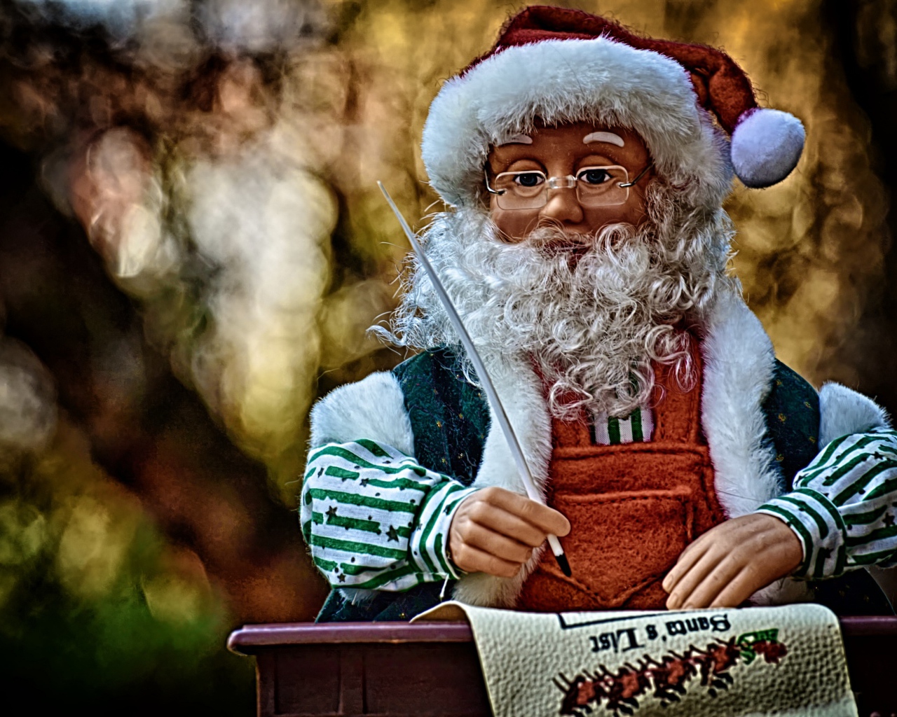 Игрушка Деда Мороза крупным планом