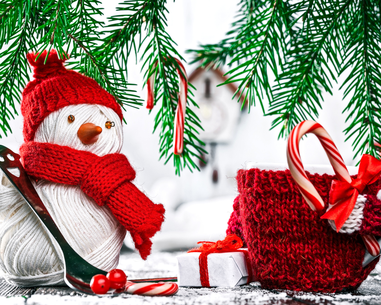 Снеговик из ниток на столе с чашкой и елочными ветками