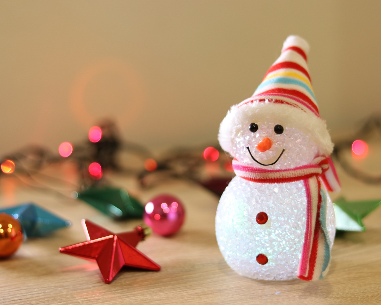 Снеговик с новогодними игрушками на столе