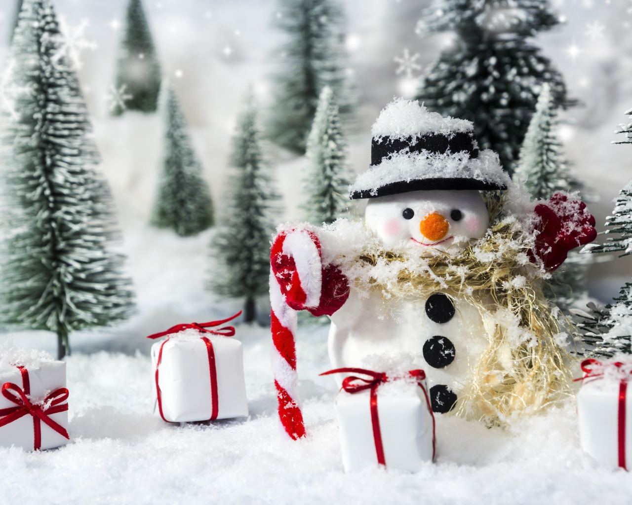 Снеговик с подарками и елками на снегу
