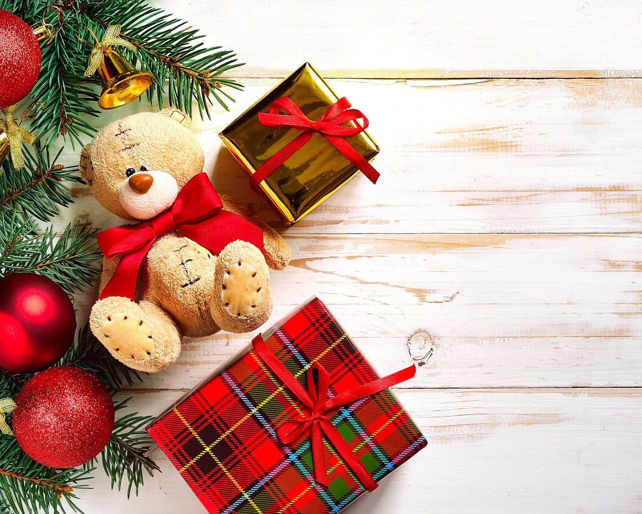 Медвежонок Тедди, подарки, елочная ветка с игрушками на Новый год 2020 