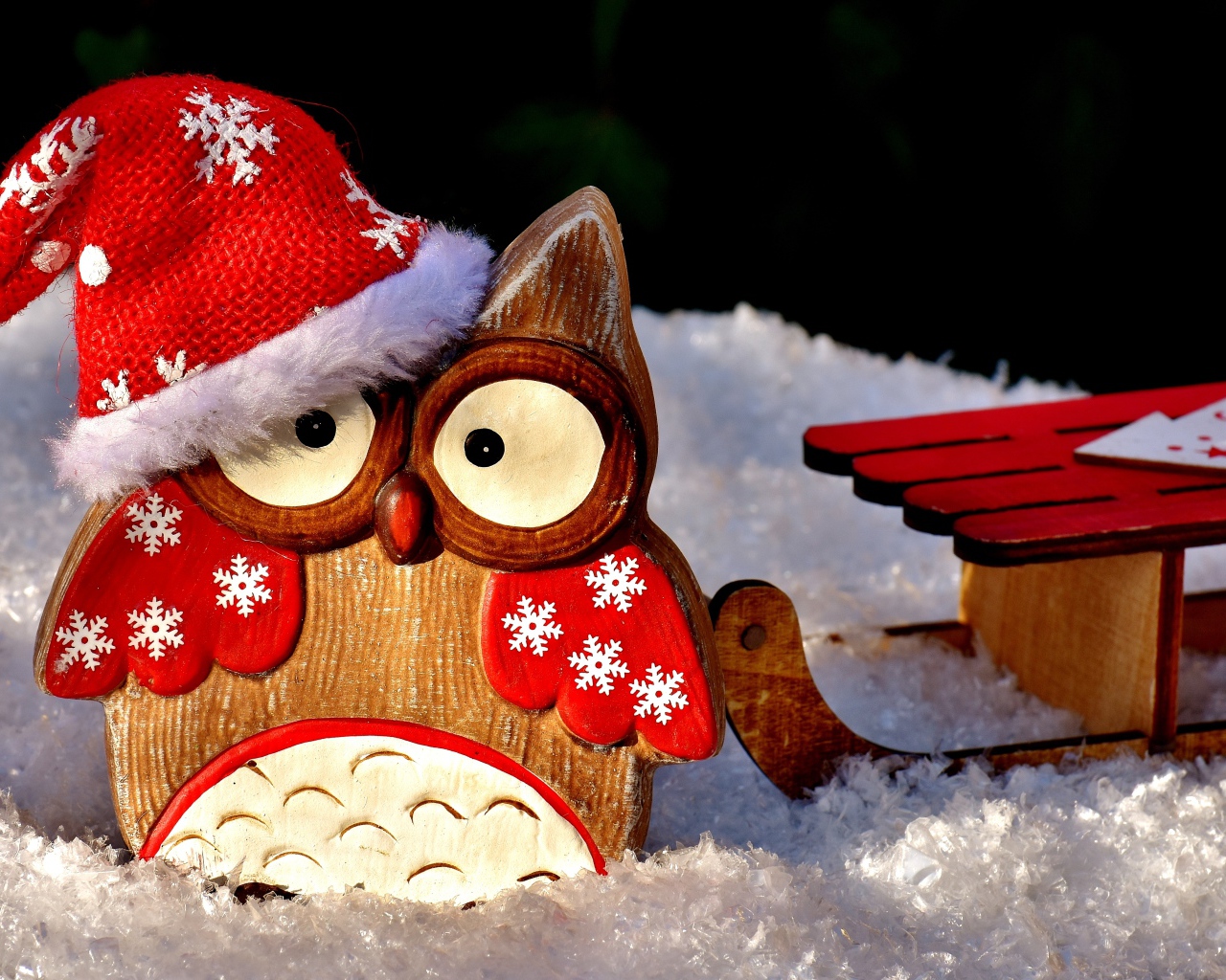 Деревянная фигурка совы в новогодней шапке на новый год 