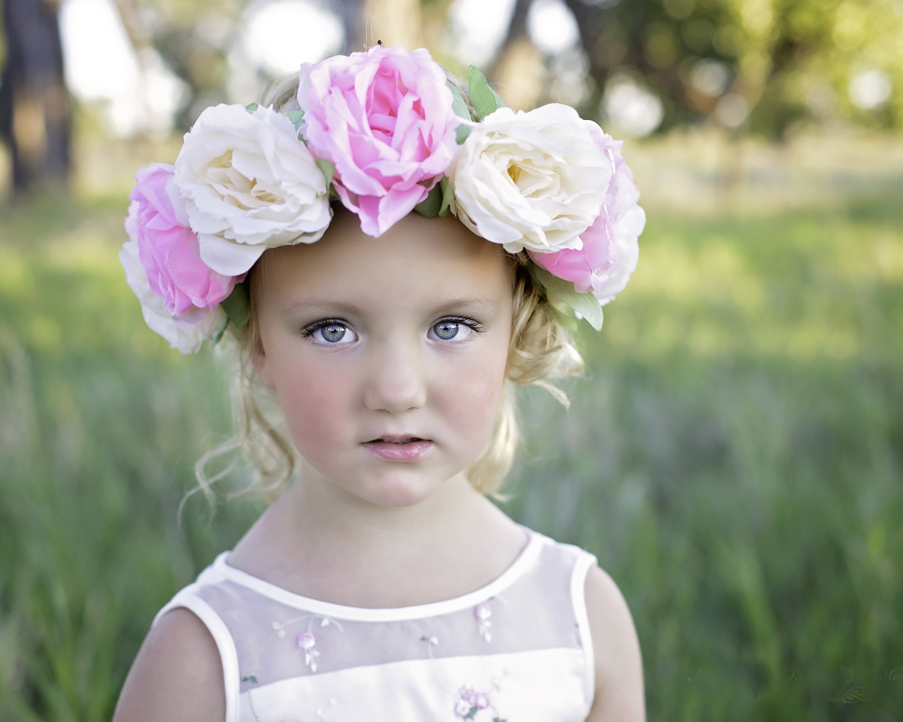 Красивая девочка с венком из цветов на голове