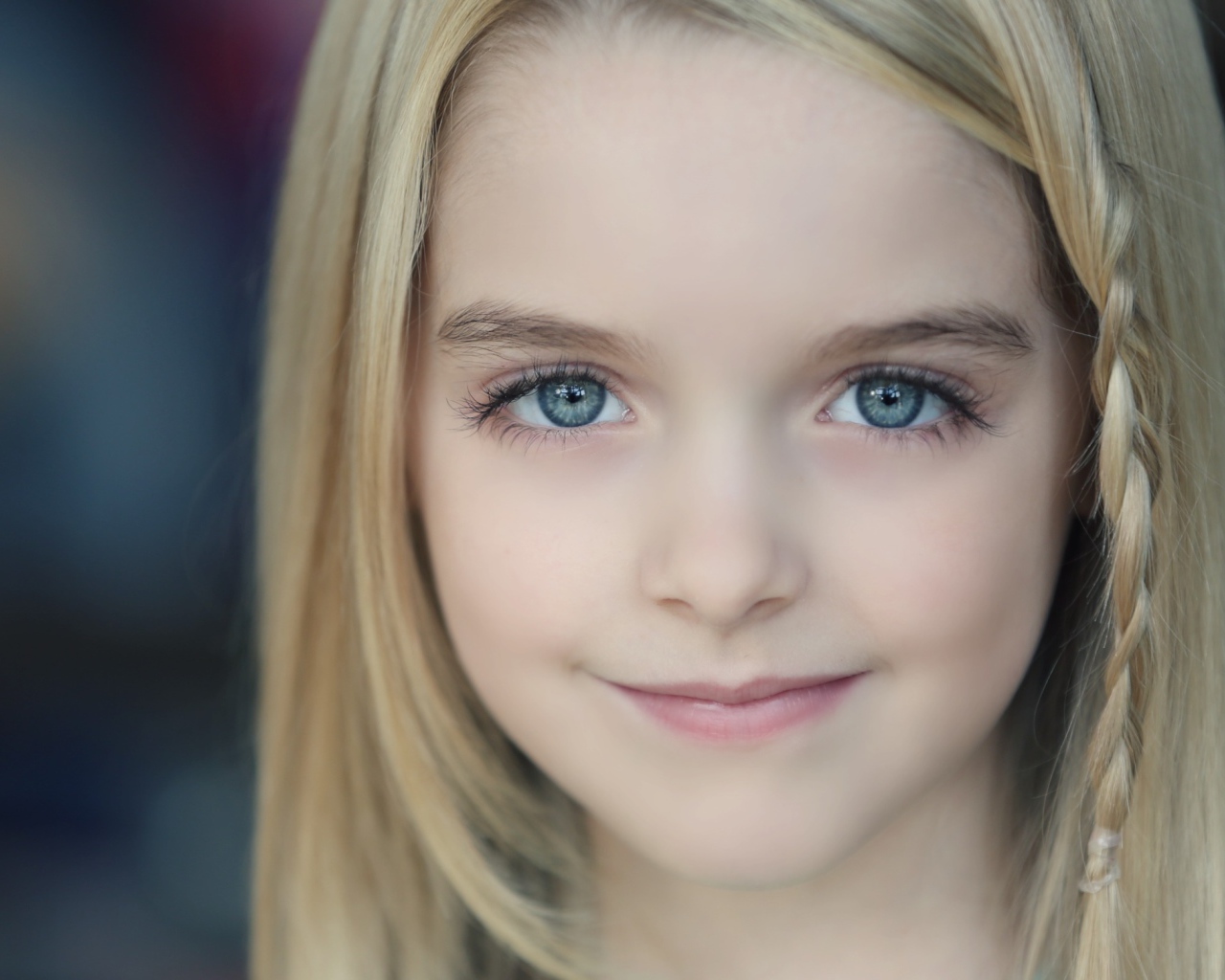 Девочка блондинка с красивыми серыми глазами