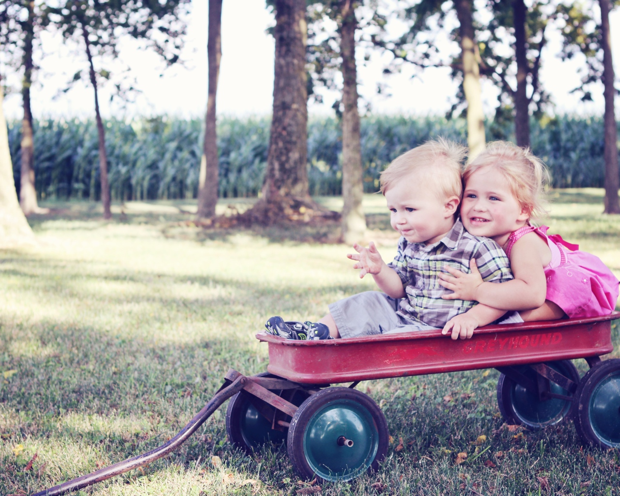 Мальчик и девочка сидят в тачке 