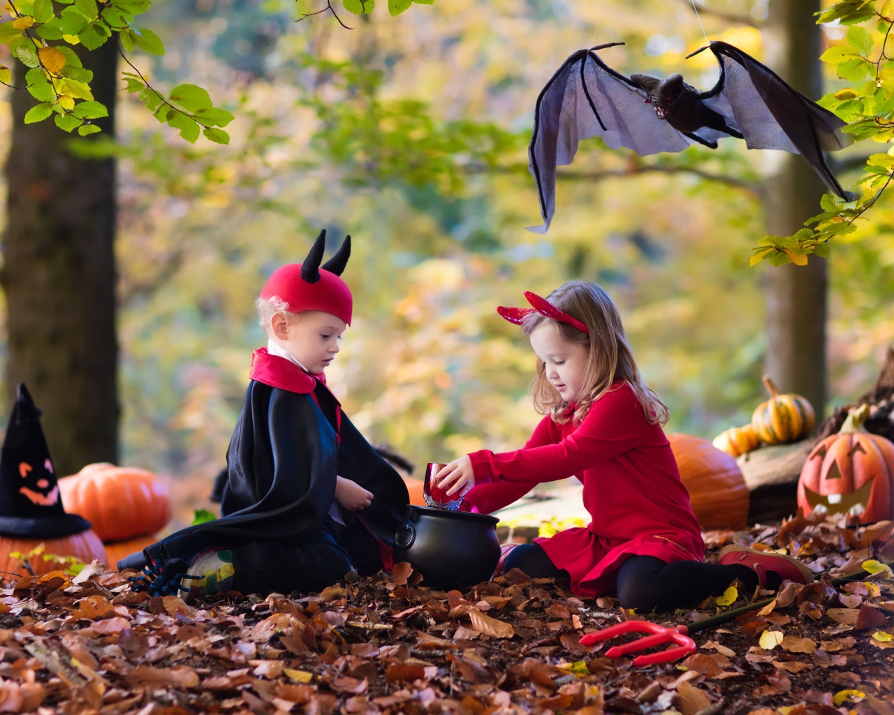 Мальчик и девочка в лесу в костюмах на праздник Хэллоуин 