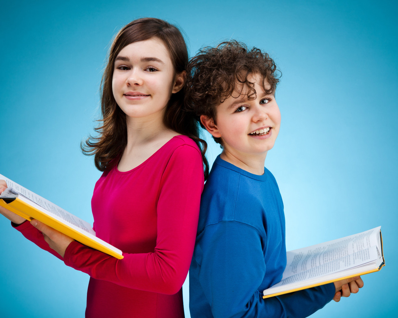 Мальчик и девочка с книгами на голубом фоне