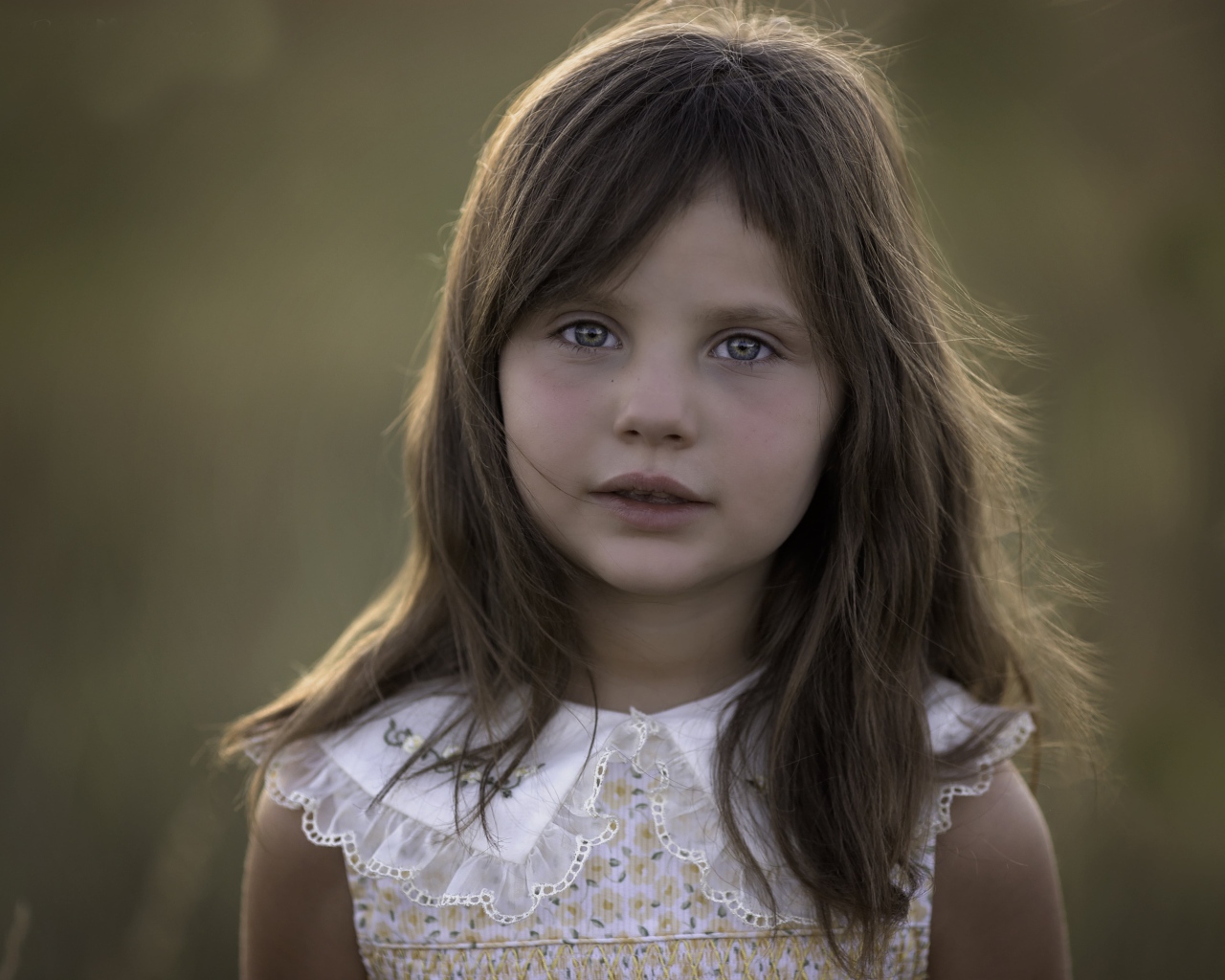 Лицо маленькой девочки шатенки