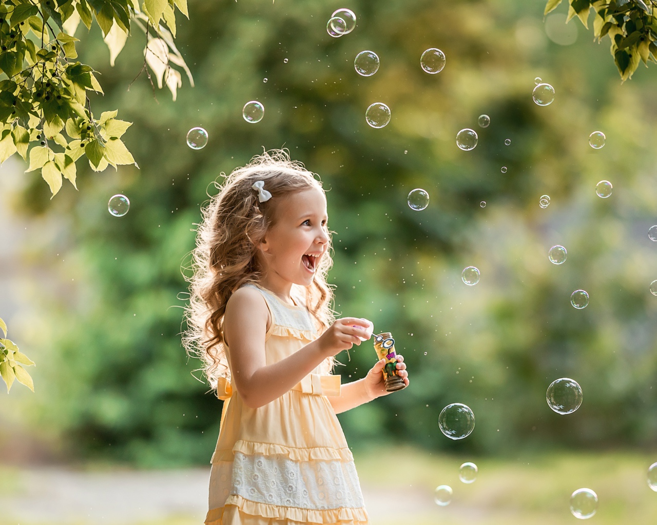 Веселая девочка с мыльными пузырями