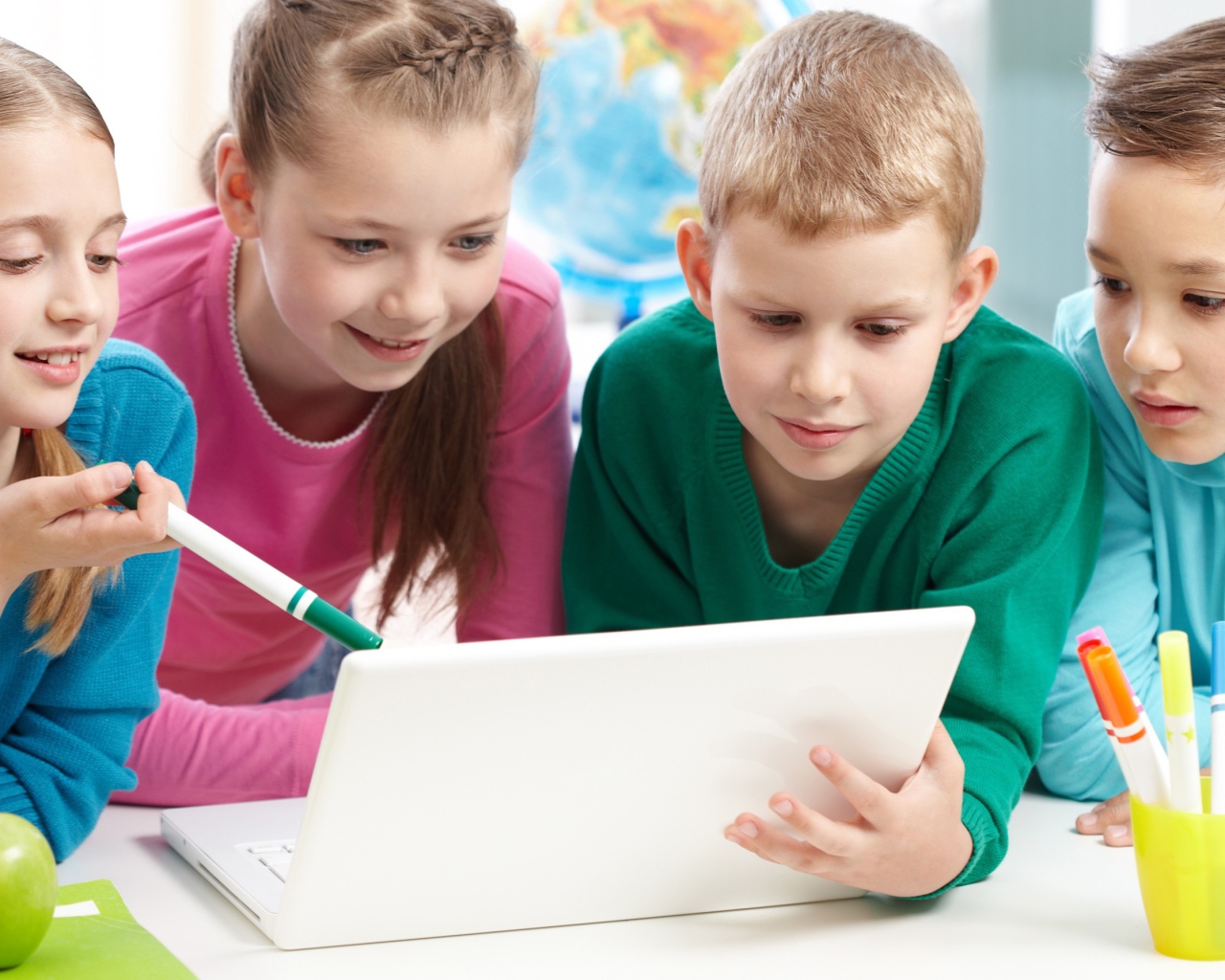 Дети в школе с ноутбуком