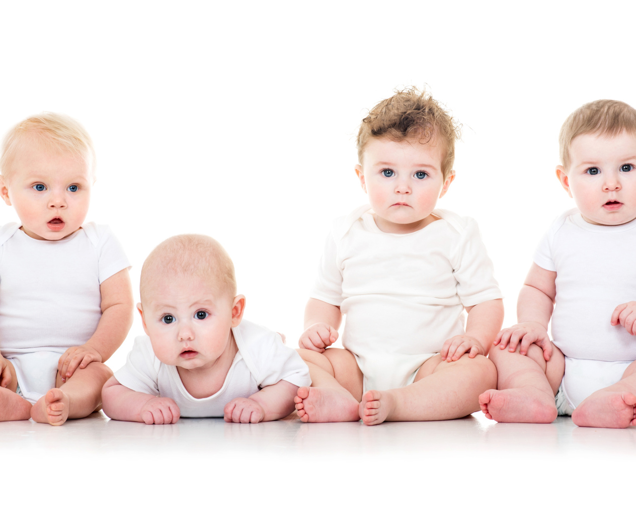 Четыре маленьких богатыря на белом фоне