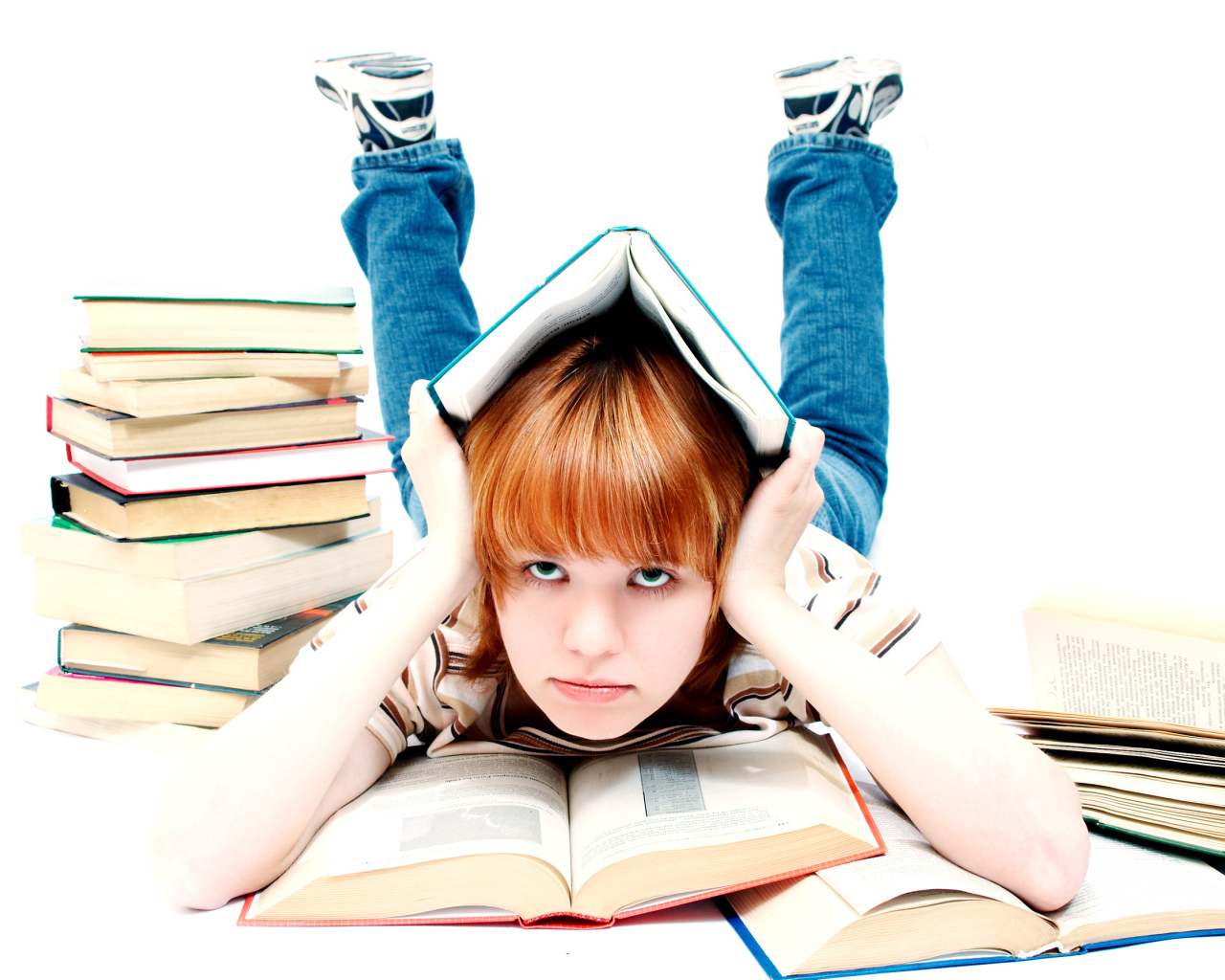 Девочка школьница с книгами на белом фоне