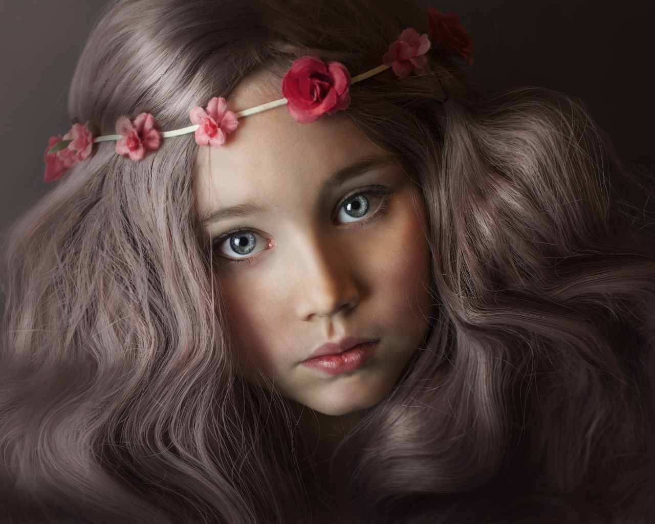 Девочка с красивыми волосами с венком на голове