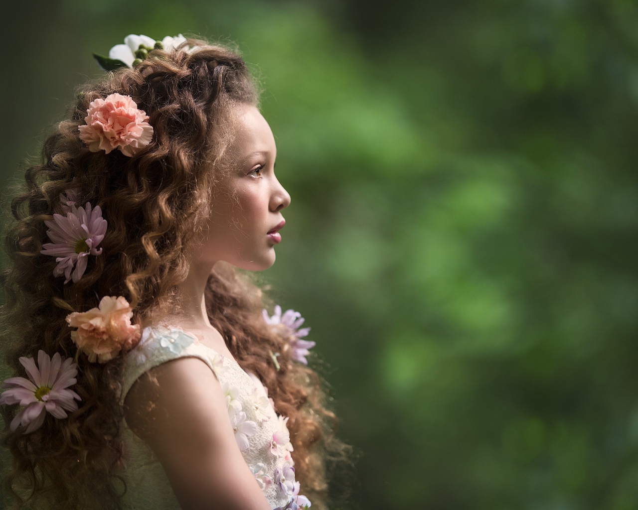 Девочка с красивыми длинными волосами с цветами