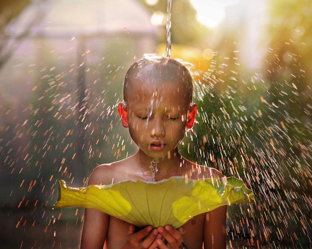 Маленький мальчик азиат умывается водой