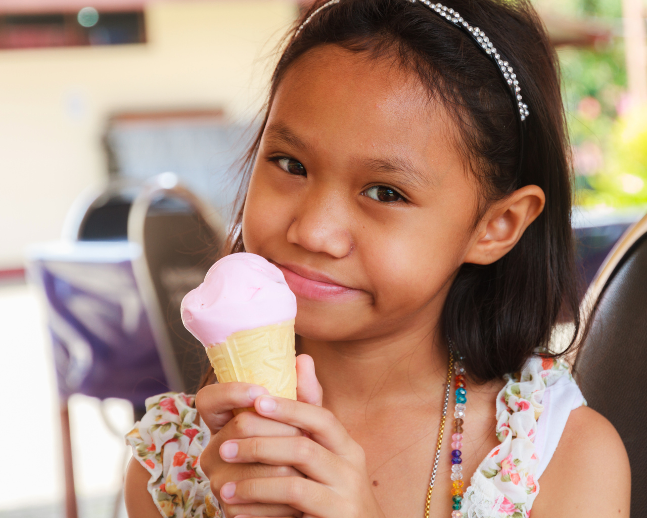 Маленькая девочка азиатка с мороженым в руке